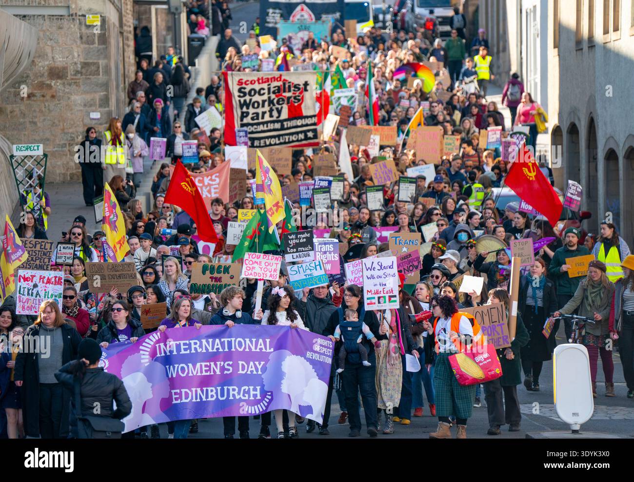 Edinburgh, Schottland, Großbritannien. März 2026. März zum Internationalen Frauentag am 8. März in Edinburgh Schottland. Umstritten war der marsch, an dem eine große Delegation von Transrechtsaktivisten teilnahm, und folglich wurde er von Frauenrechtsgruppen und feministischen Gruppen wie for Women Scotland boykottiert, die gegen die Beteiligung von Transfrauen protestierten, die biologische Männer sind. Iain Masterton/Alamy Live News Stockfoto