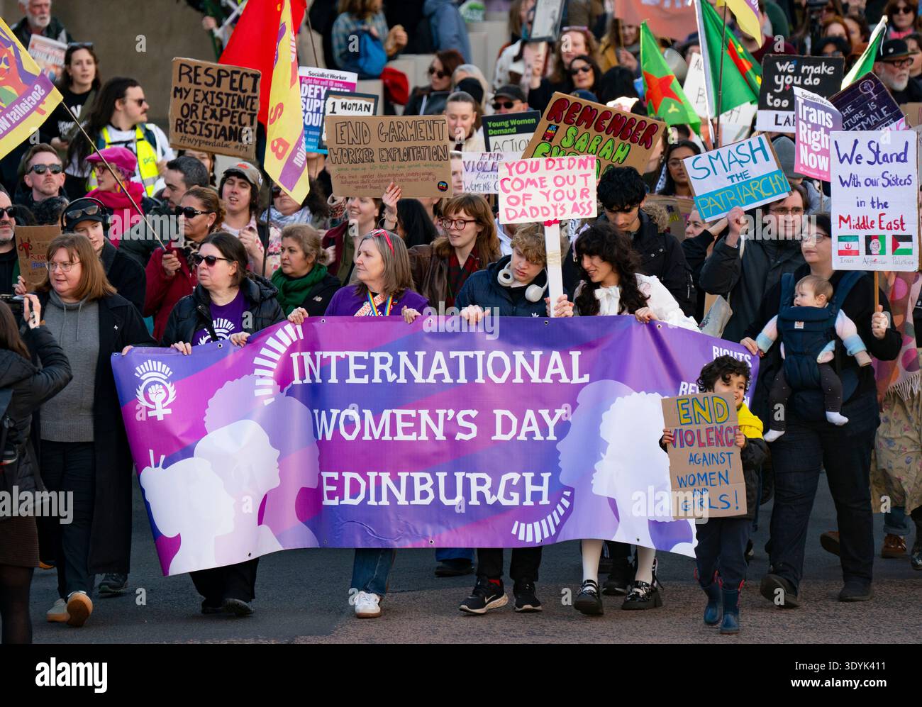 Edinburgh, Schottland, Großbritannien. März 2026. März zum Internationalen Frauentag am 8. März in Edinburgh Schottland. Umstritten war der marsch, an dem eine große Delegation von Transrechtsaktivisten teilnahm, und folglich wurde er von Frauenrechtsgruppen und feministischen Gruppen wie for Women Scotland boykottiert, die gegen die Beteiligung von Transfrauen protestierten, die biologische Männer sind. Iain Masterton/Alamy Live News Stockfoto