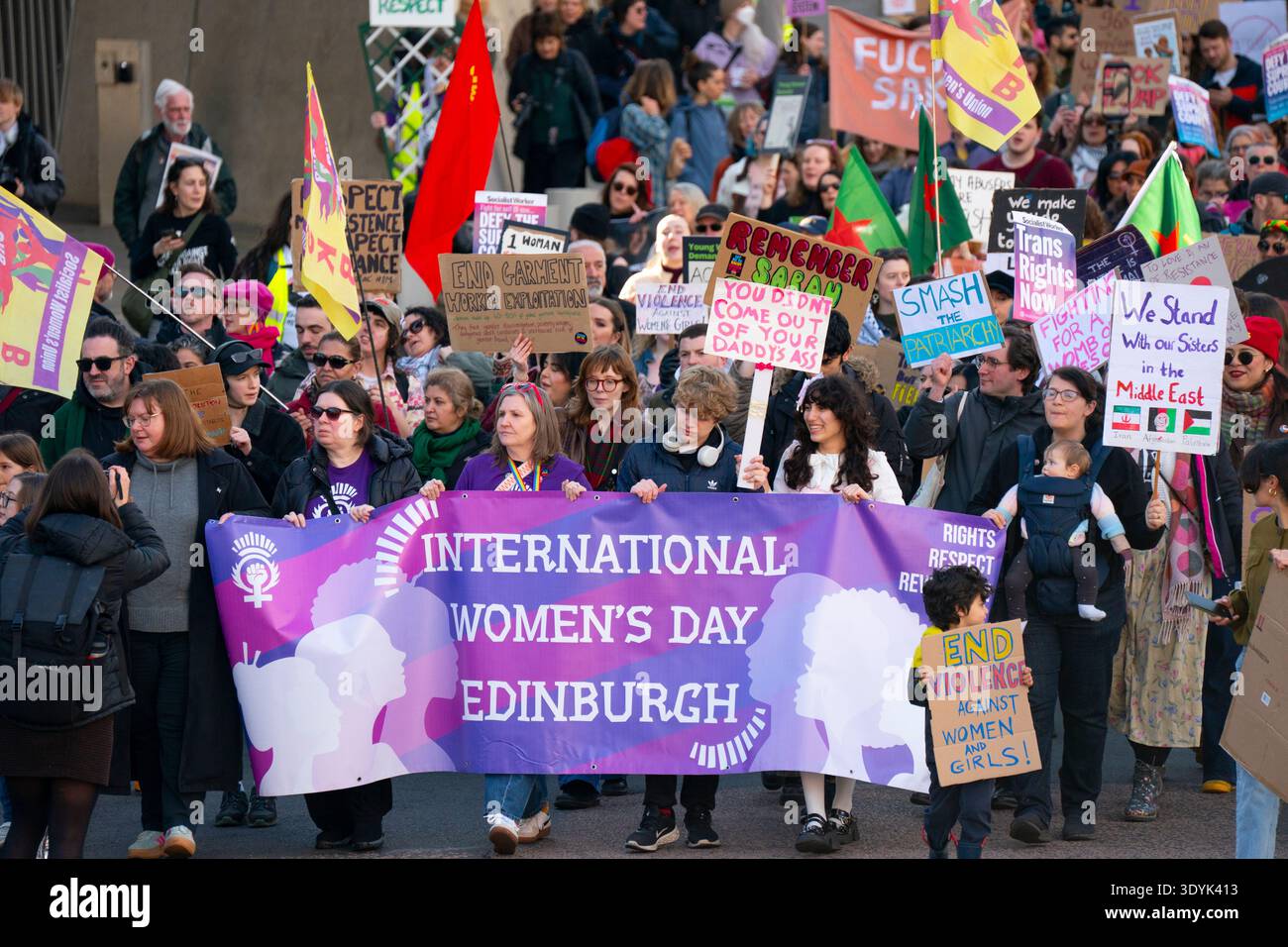 Edinburgh, Schottland, Großbritannien. März 2026. März zum Internationalen Frauentag am 8. März in Edinburgh Schottland. Umstritten war der marsch, an dem eine große Delegation von Transrechtsaktivisten teilnahm, und folglich wurde er von Frauenrechtsgruppen und feministischen Gruppen wie for Women Scotland boykottiert, die gegen die Beteiligung von Transfrauen protestierten, die biologische Männer sind. Iain Masterton/Alamy Live News Stockfoto