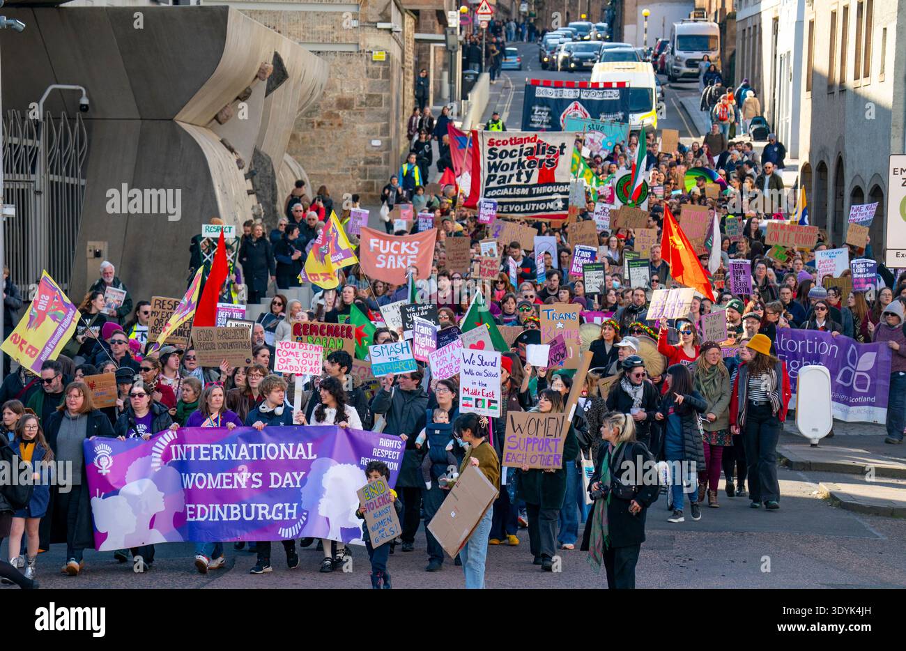 Edinburgh, Schottland, Großbritannien. März 2026. März zum Internationalen Frauentag am 8. März in Edinburgh Schottland. Umstritten war der marsch, an dem eine große Delegation von Transrechtsaktivisten teilnahm, und folglich wurde er von Frauenrechtsgruppen und feministischen Gruppen wie for Women Scotland boykottiert, die gegen die Beteiligung von Transfrauen protestierten, die biologische Männer sind. Iain Masterton/Alamy Live News Stockfoto