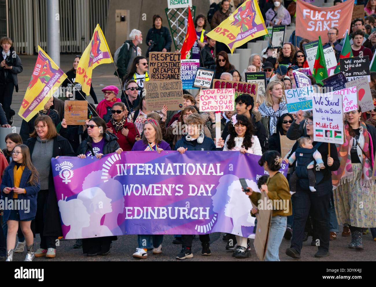 Edinburgh, Schottland, Großbritannien. März 2026. März zum Internationalen Frauentag am 8. März in Edinburgh Schottland. Umstritten war der marsch, an dem eine große Delegation von Transrechtsaktivisten teilnahm, und folglich wurde er von Frauenrechtsgruppen und feministischen Gruppen wie for Women Scotland boykottiert, die gegen die Beteiligung von Transfrauen protestierten, die biologische Männer sind. Iain Masterton/Alamy Live News Stockfoto