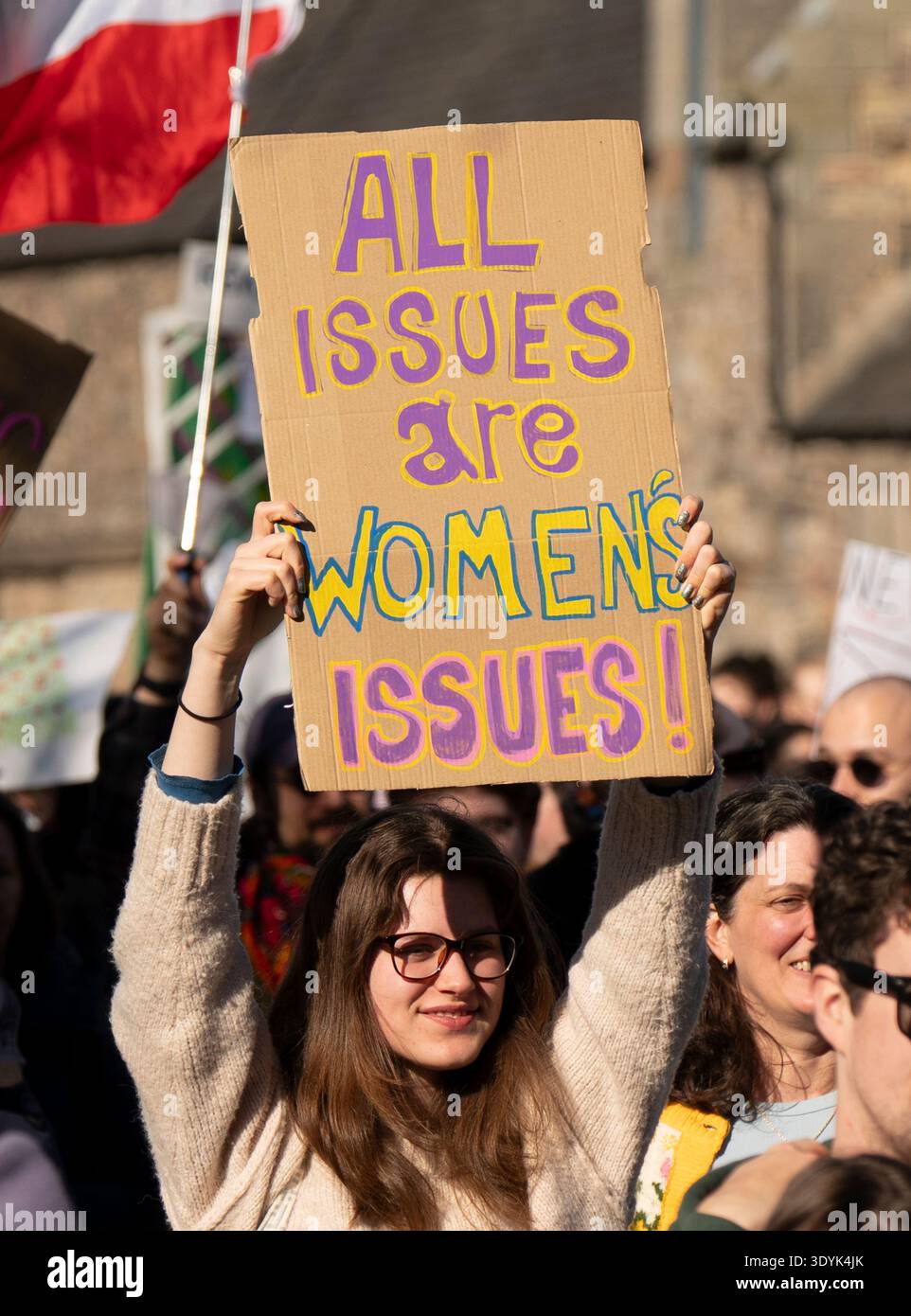 Edinburgh, Schottland, Großbritannien. März 2026. März zum Internationalen Frauentag am 8. März in Edinburgh Schottland. Umstritten war der marsch, an dem eine große Delegation von Transrechtsaktivisten teilnahm, und folglich wurde er von Frauenrechtsgruppen und feministischen Gruppen wie for Women Scotland boykottiert, die gegen die Beteiligung von Transfrauen protestierten, die biologische Männer sind. Iain Masterton/Alamy Live News Stockfoto