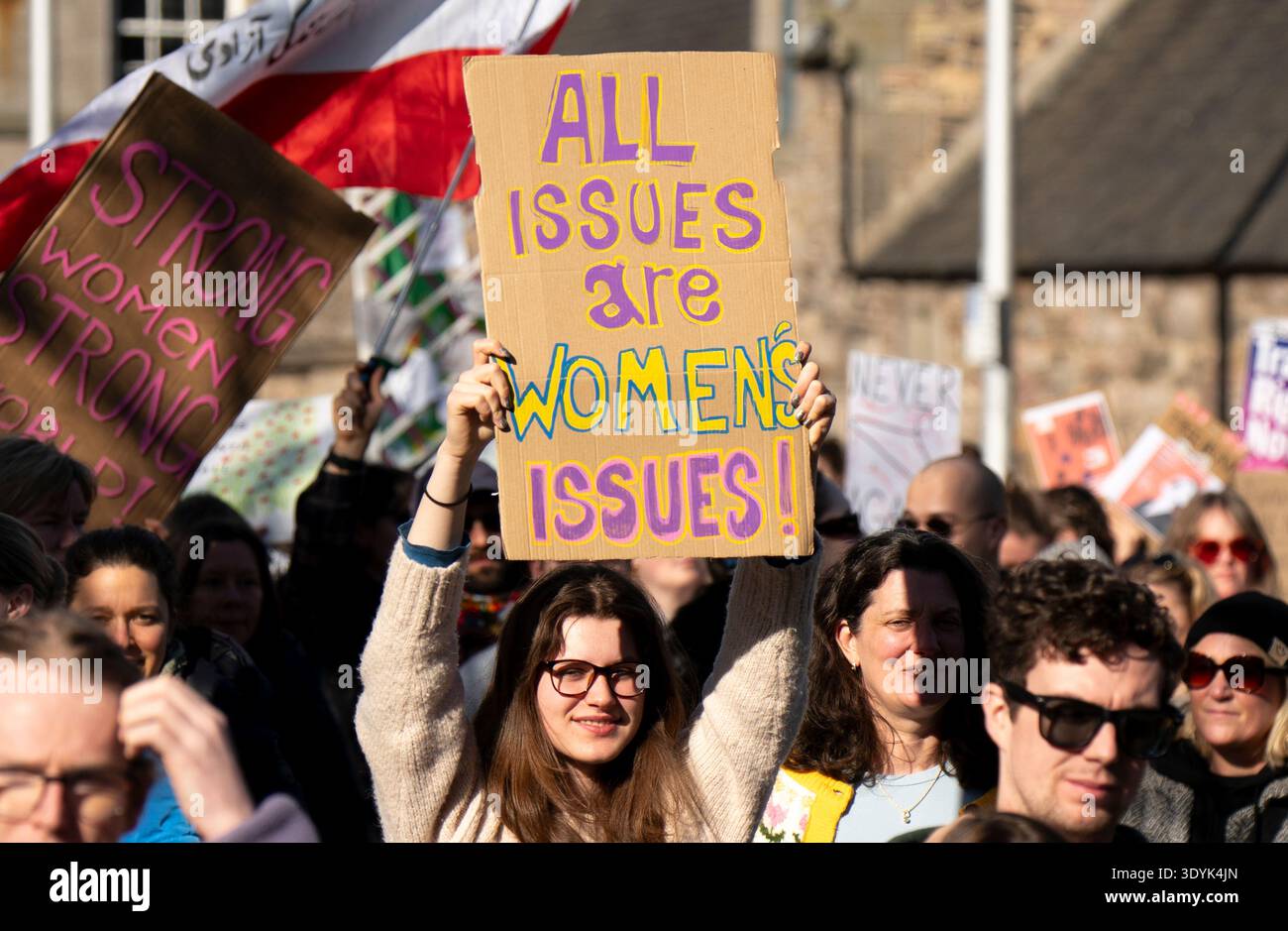 Edinburgh, Schottland, Großbritannien. März 2026. März zum Internationalen Frauentag am 8. März in Edinburgh Schottland. Umstritten war der marsch, an dem eine große Delegation von Transrechtsaktivisten teilnahm, und folglich wurde er von Frauenrechtsgruppen und feministischen Gruppen wie for Women Scotland boykottiert, die gegen die Beteiligung von Transfrauen protestierten, die biologische Männer sind. Iain Masterton/Alamy Live News Stockfoto