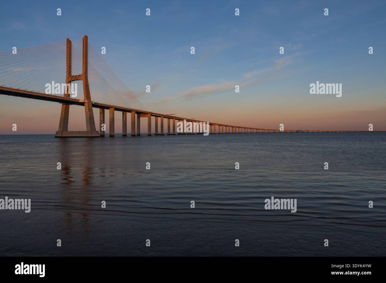Vasco da Gama Brücke bei Sonnenuntergang über dem Tejo in Lissabon, Portugal. Stockfoto