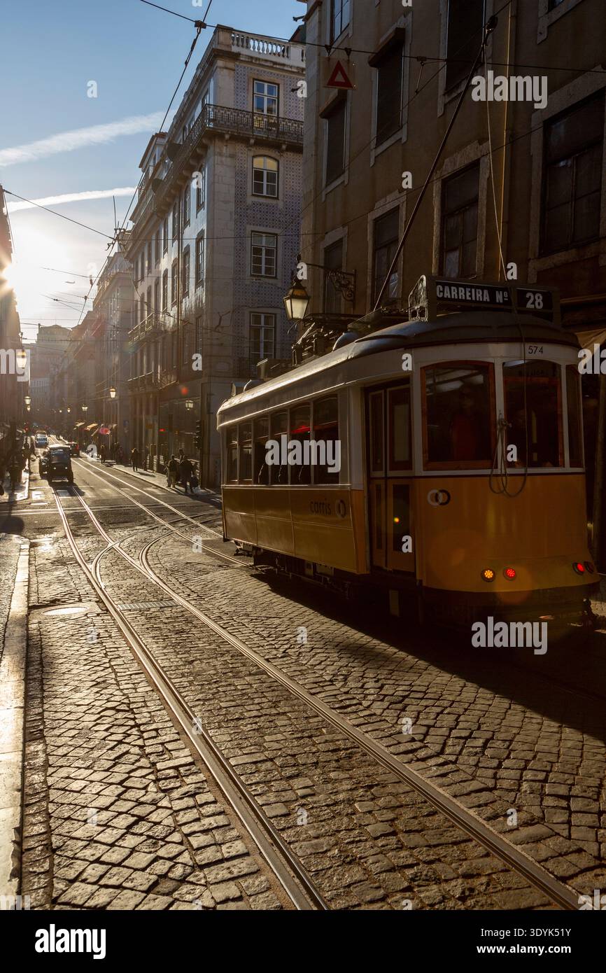 Historische gelbe Straßenbahn 28, die durch die Rua de Conceicao fährt Stockfoto