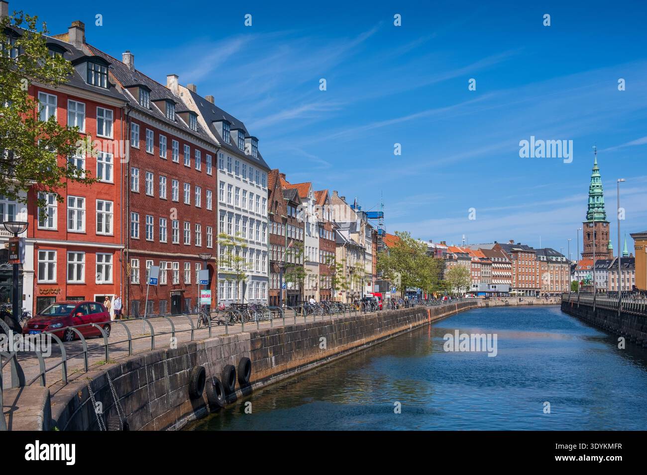 Christianshavn Canal Uferpromenade mit historischen Häusern und Kirche unseres Erlösers im Zentrum von Kopenhagen, Kopenhagen, Dänemark Stockfoto