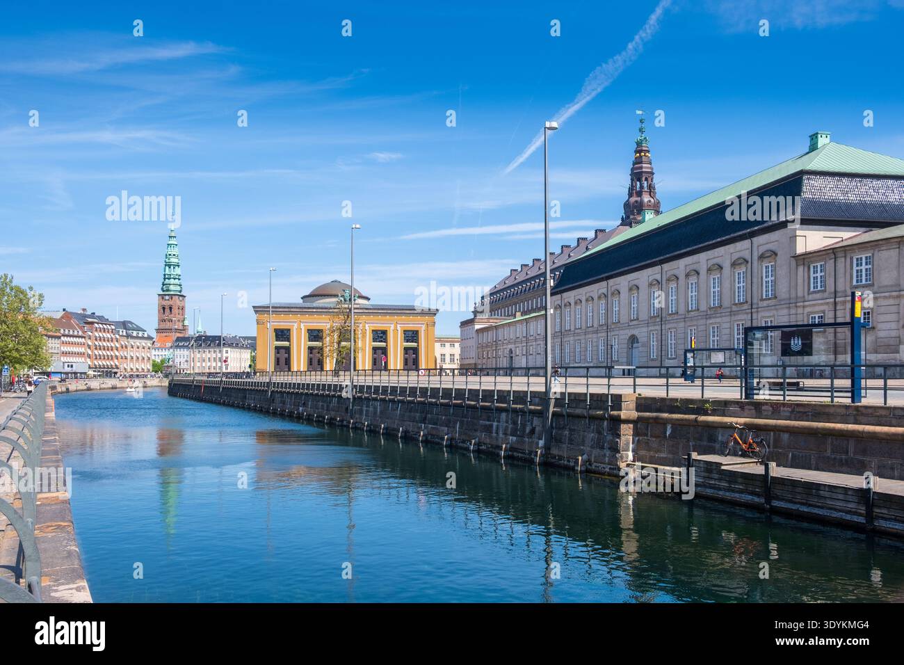 Christiansborg Palace und Slotsholmen Canal Waterfront Architektur im Zentrum von Kopenhagen, Kopenhagen, Dänemark Stockfoto