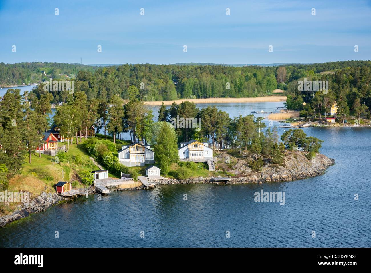 Inselhäuser und bewaldete Uferlinien im Stockholmer Archipel im Stockholmer County, Schweden Stockfoto