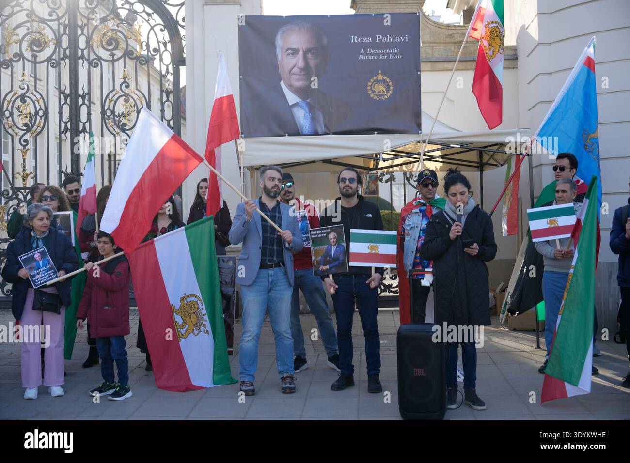 Am 7. März 2026 nehmen Menschen an einer iranischen pro-Monarchie-Kundgebung in Warschau, Polen, teil. Stockfoto