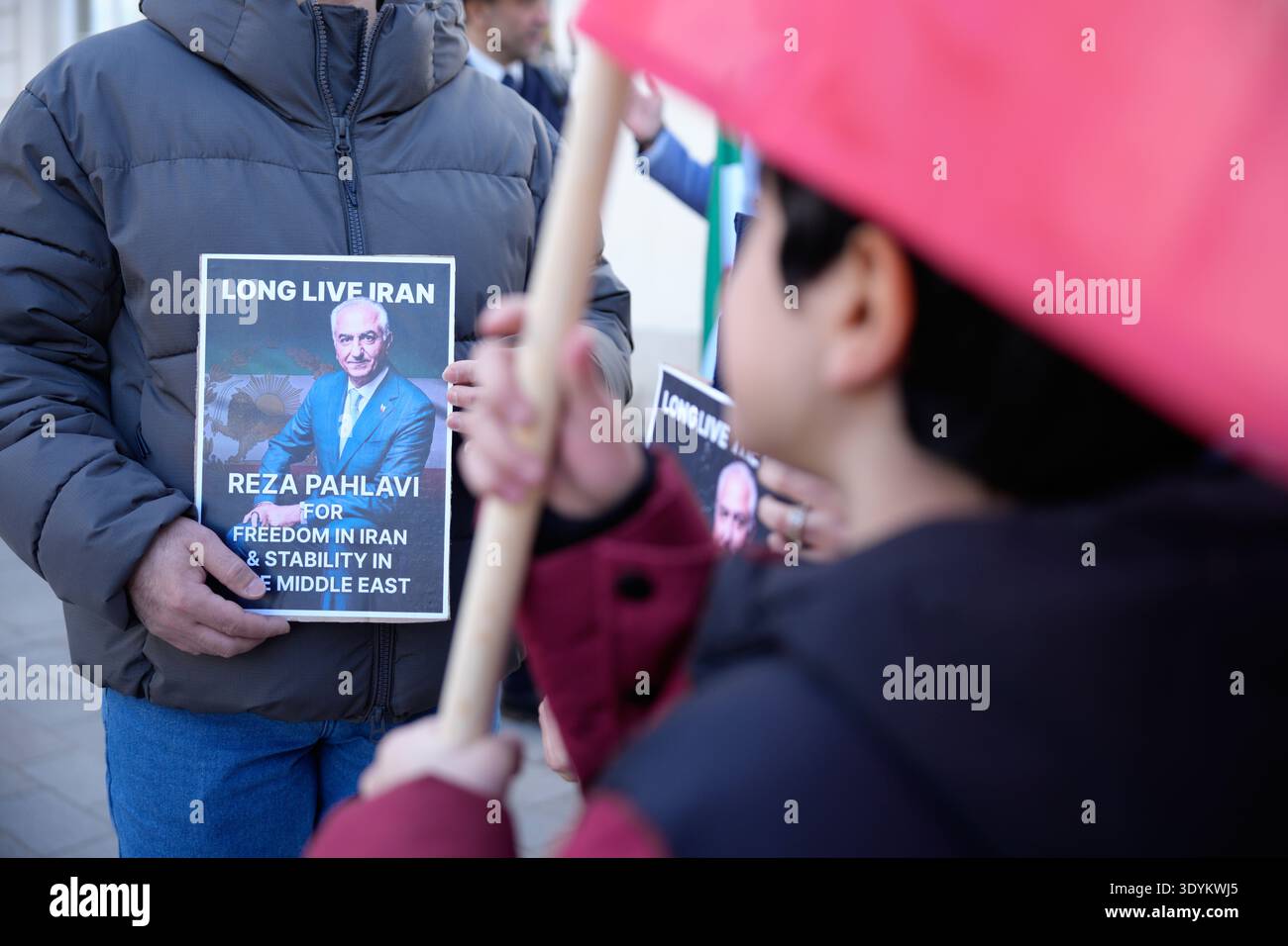 Am 7. März 2026 nehmen Menschen an einer iranischen pro-Monarchie-Kundgebung in Warschau, Polen, teil. Stockfoto