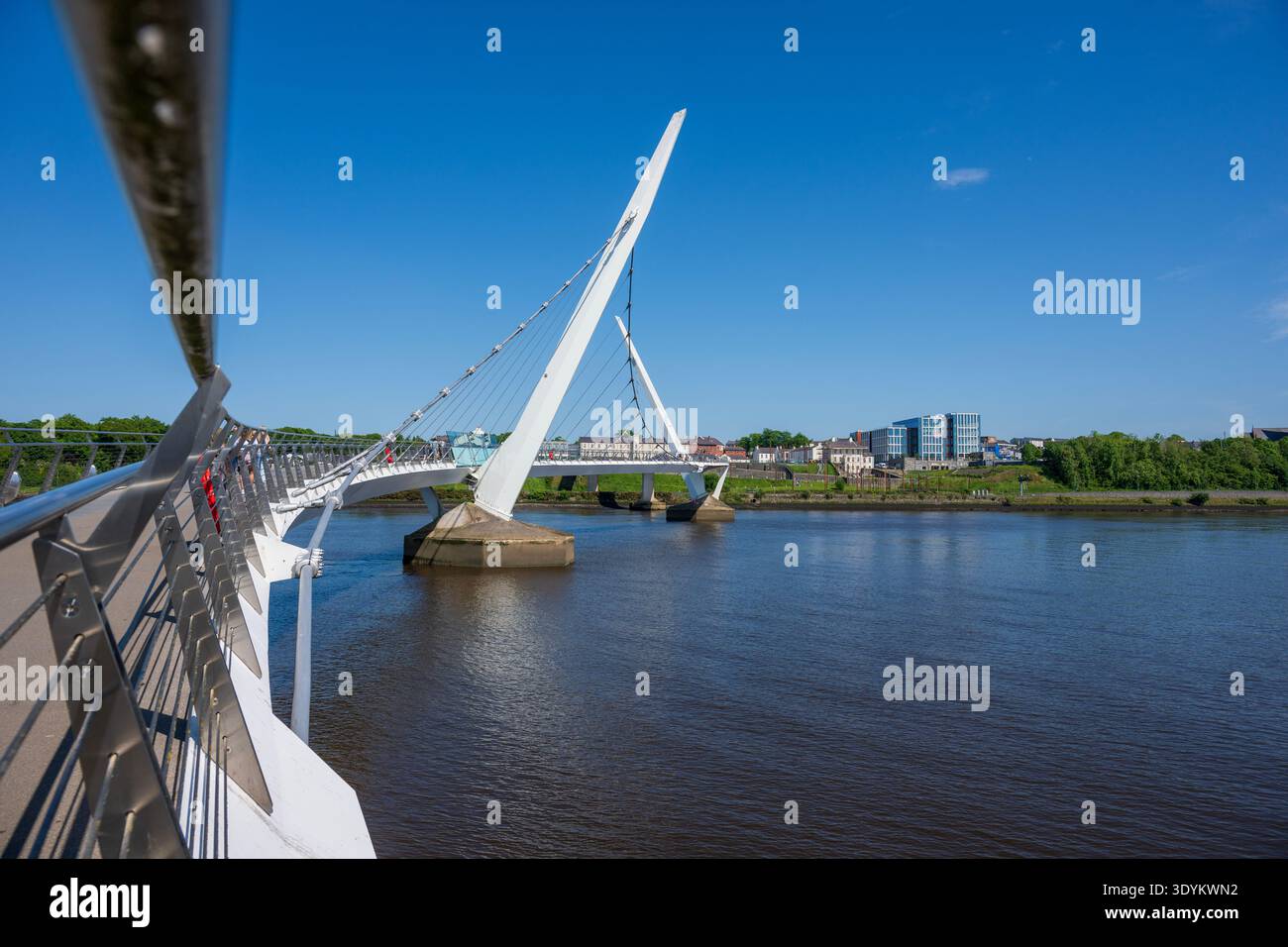 Friedens-Brücke über den Fluss Foyle, Stadt Derry, Nordirland. Stockfoto
