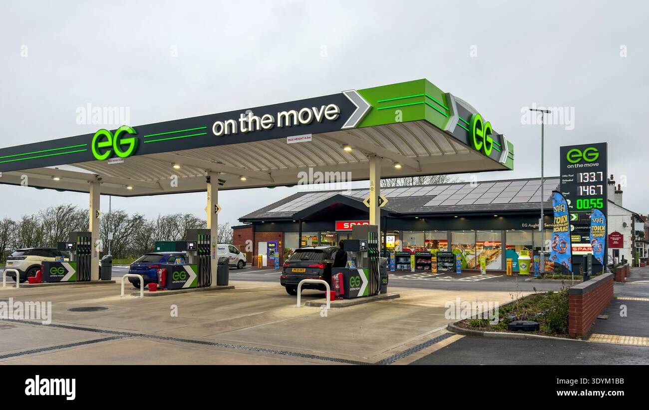 Die Garage auf der A59 in Ormskirk zeigt einen Anstieg der Benzin- und Dieselpreise seit Beginn des Krieges im Iran. Kraftstoffpreise 8. März 2026 - Smartphone-aufgenommenes Stockfoto