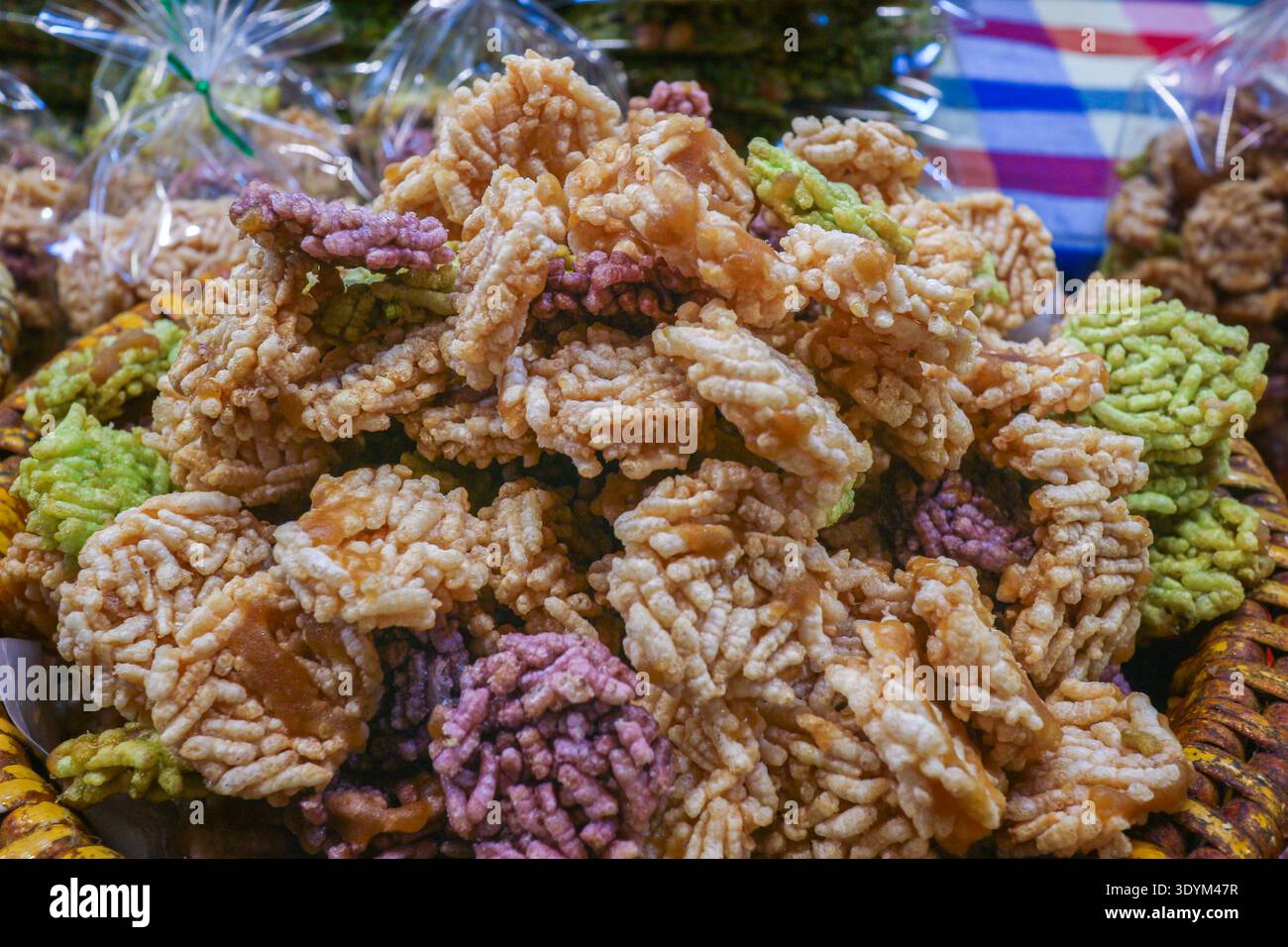 Authentische thailändische knusprige Reiscracker Khao Tan. Traditioneller Snack mit Puffreis mit Zuckerglasur auf einem lokalen Street Food Markt in Thailand. Stockfoto