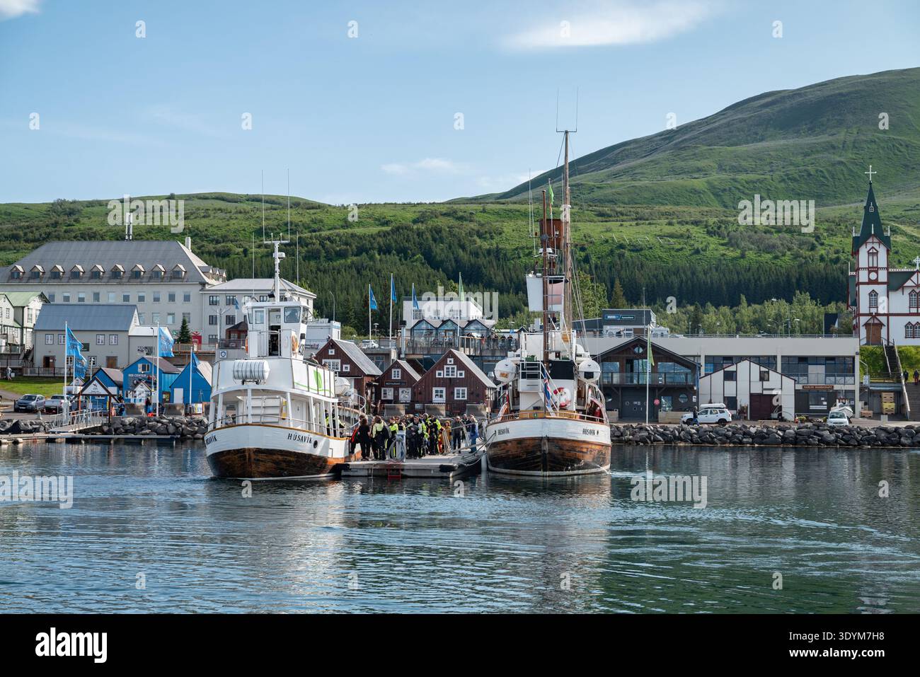 Husavik Island 6. Juli. 2025: Boote im Hafen der Stadt an einem sonnigen Sommertag Stockfoto