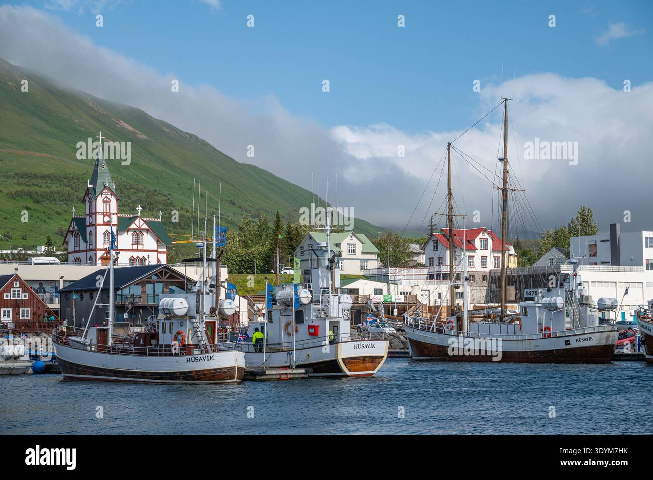 Husavik Island 6. Juli. 2025: Boote im Hafen der Stadt an einem sonnigen Sommertag Stockfoto