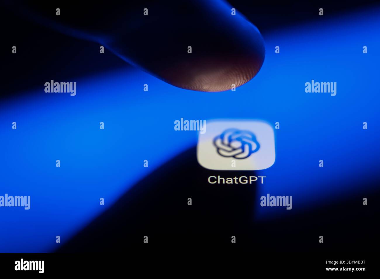 Nahaufnahme eines Fingers, der gerade das ChatGPT-App-Symbol auf einem Smartphone-Bildschirm berührt, das die generative künstliche Intelligenz von OpenAI darstellt, mobile Technologie Stockfoto