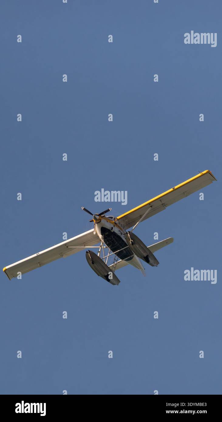 Vertikaler Blick: Wasserflugzeug, das über dem türkisfarbenen Wasser von Key West, Florida, kreisen Stockfoto