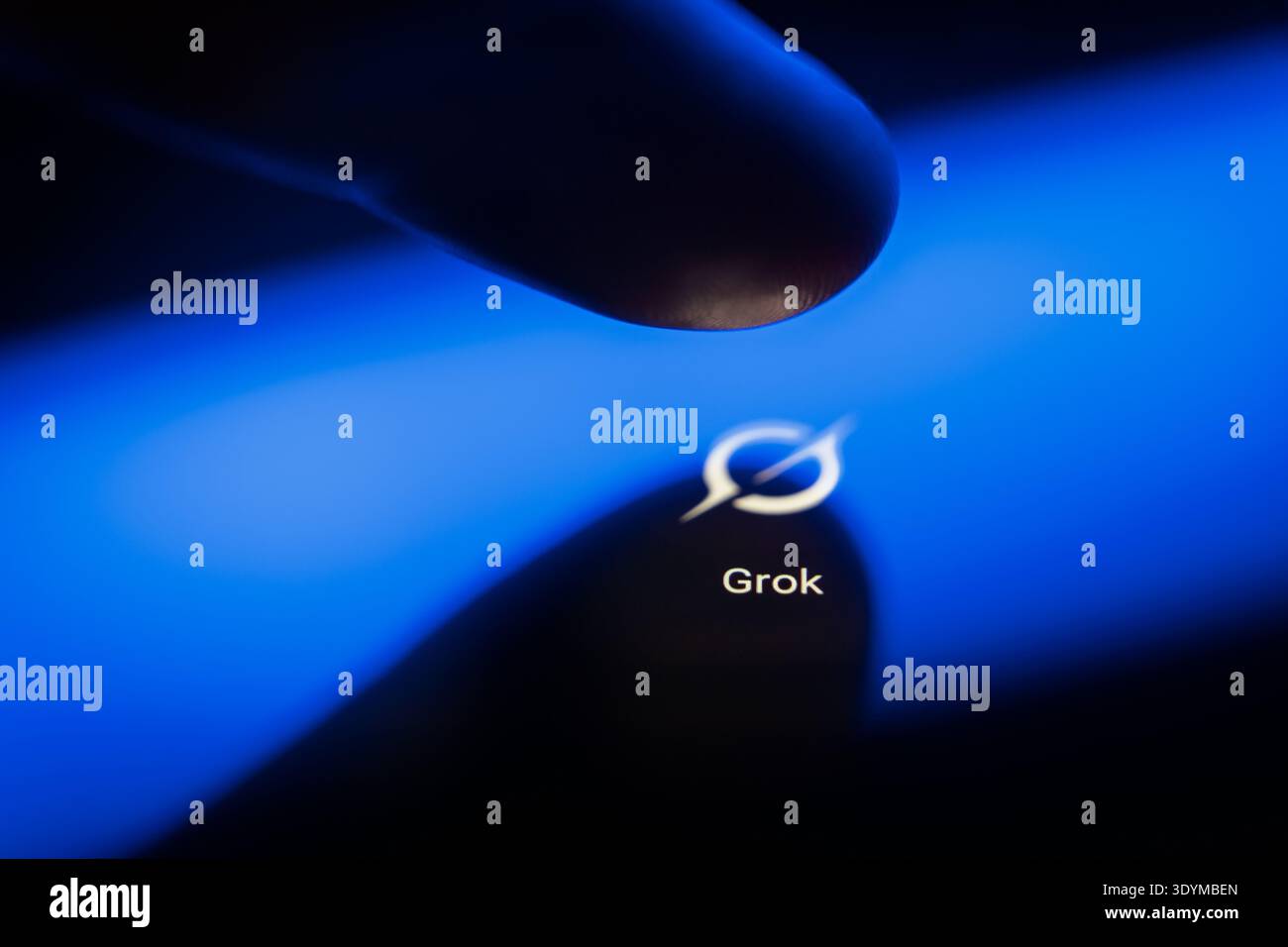 Nahaufnahme eines Fingers, der kurz davor ist, das Symbol der Grok AI App auf einem Smartphone-Bildschirm zu berühren, zeigt die Verwendung des XAI-Chatbots von Elon Musk, der künstlich in Echtzeit ist Stockfoto