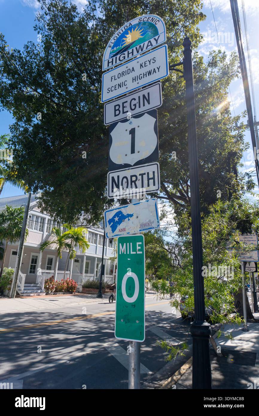 Meile Markierung 0: Vertikales Porträt der berühmten US Route 1 in Key West Stockfoto