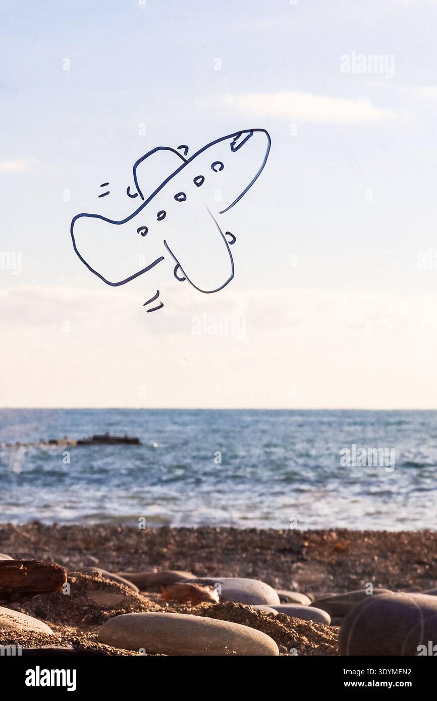 Verspielte blaue Linienkunst eines absteigenden Flugzeugs mit gepunkteten Fenstern über einem ruhigen Kiesstrand und sanften Meereswellen. Stockfoto