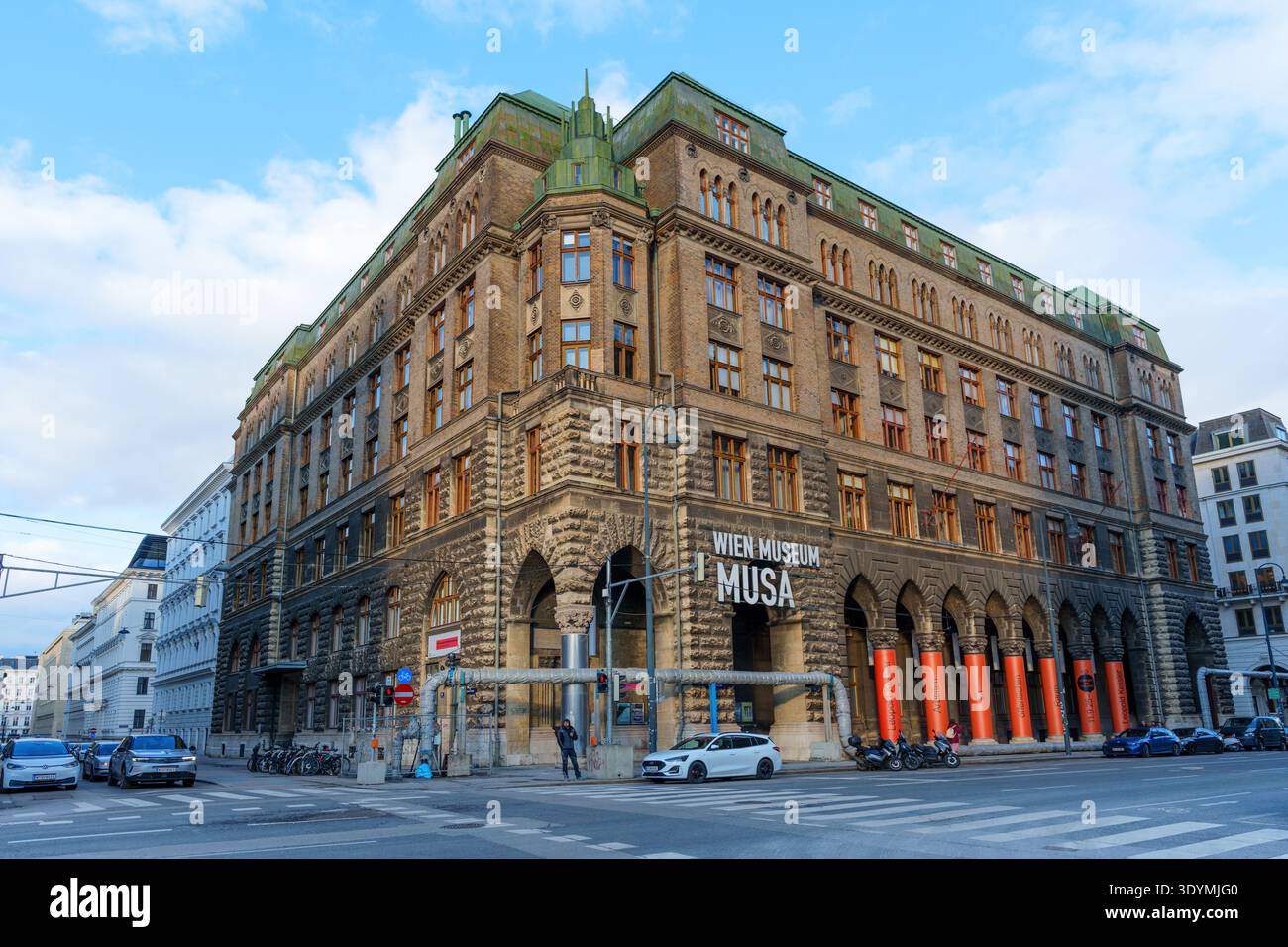 Wien, Österreich - 24. Februar 2026: Historizistische Fassade des Wiener Museums MUSA in Wien, Österreich, mit rustikalem Mauerwerk, großen Bögen und einem Stockfoto