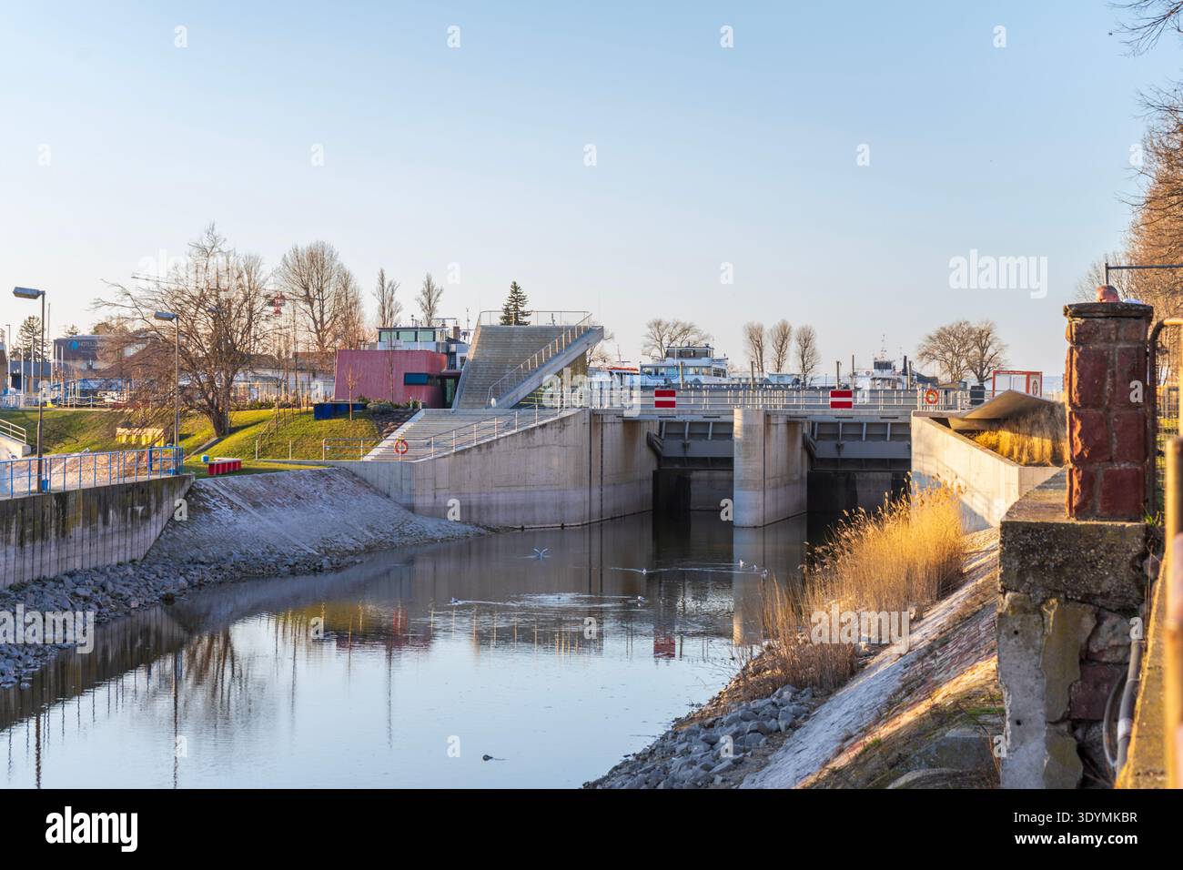 SIÓ-Schleuse und Schifffahrtsschleuse am Ausfluss des Balaton in Siófok, Ungarn, die den Wasserfluss vom See in den Sió-Kanal steuert. Stockfoto