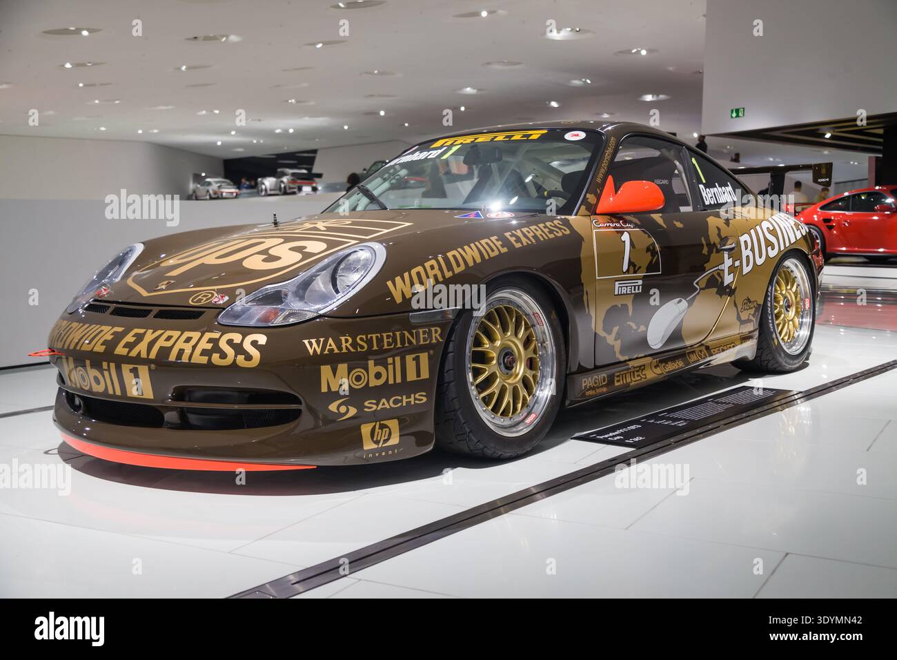 Stuttgart, Deutschland - 7. Dezember 2025: Porsche 911 GT3 Cup 996 von 1999 im Porsche Museum in Stuttgart. Werkseitig gebauter Rennwagen entwickelt Stockfoto
