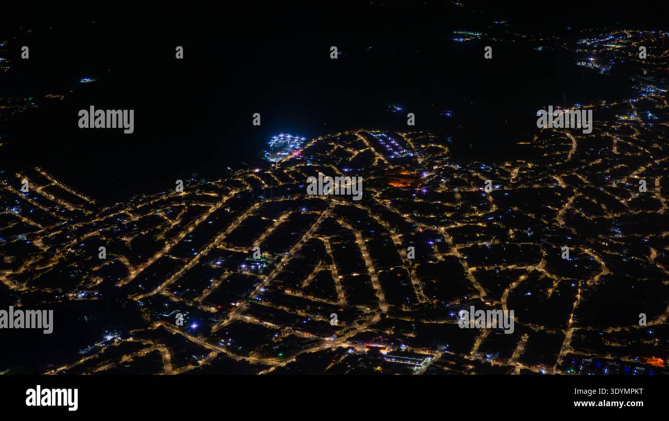 Ein künstlerischer Blick auf die Vororte einer Stadt bei Nacht mit wunderschön geschwungenen beleuchteten Straßen und Straßenlaternen, die den lokalen Topogramm abbilden Stockfoto