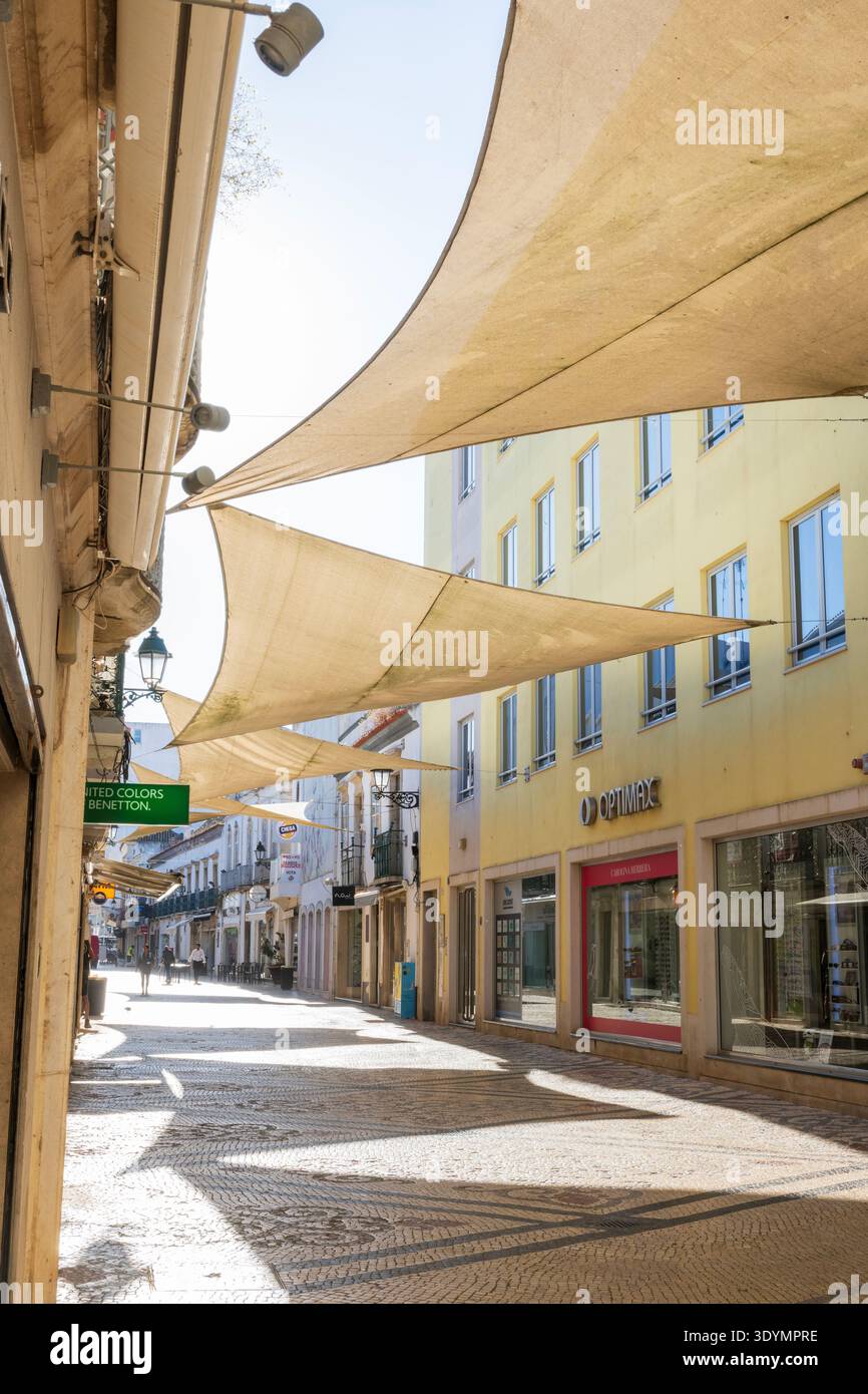 Faro ist die Hauptstadt der Algarve im Süden Portugals. Es ist bekannt für seinen historischen Charme und die kopfsteingepflasterten Straßen. Stockfoto