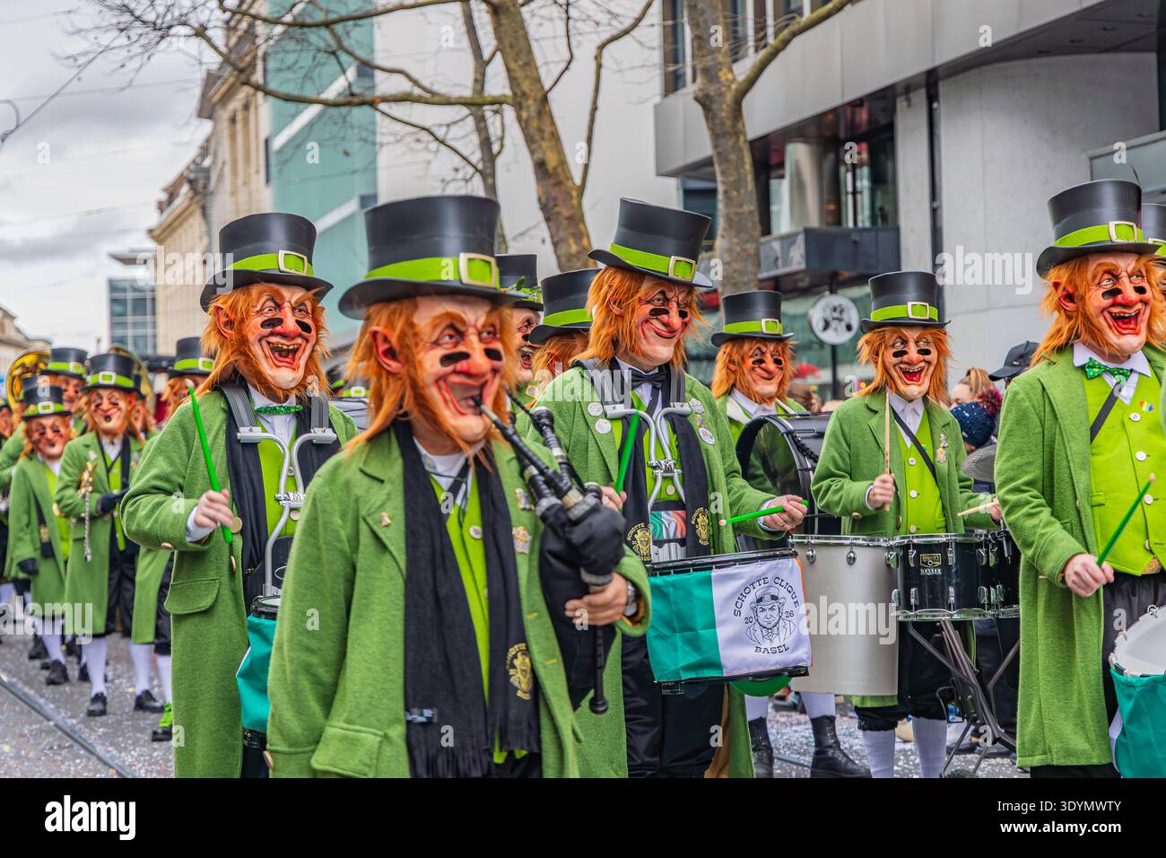 Basel, Schweiz - 23. Februar. 2026: Karnevalsparade des Club Schotten Clique in Basel. Der Basler Traditionskarneval ist ein UNESCO Immaterielles Cu Stockfoto