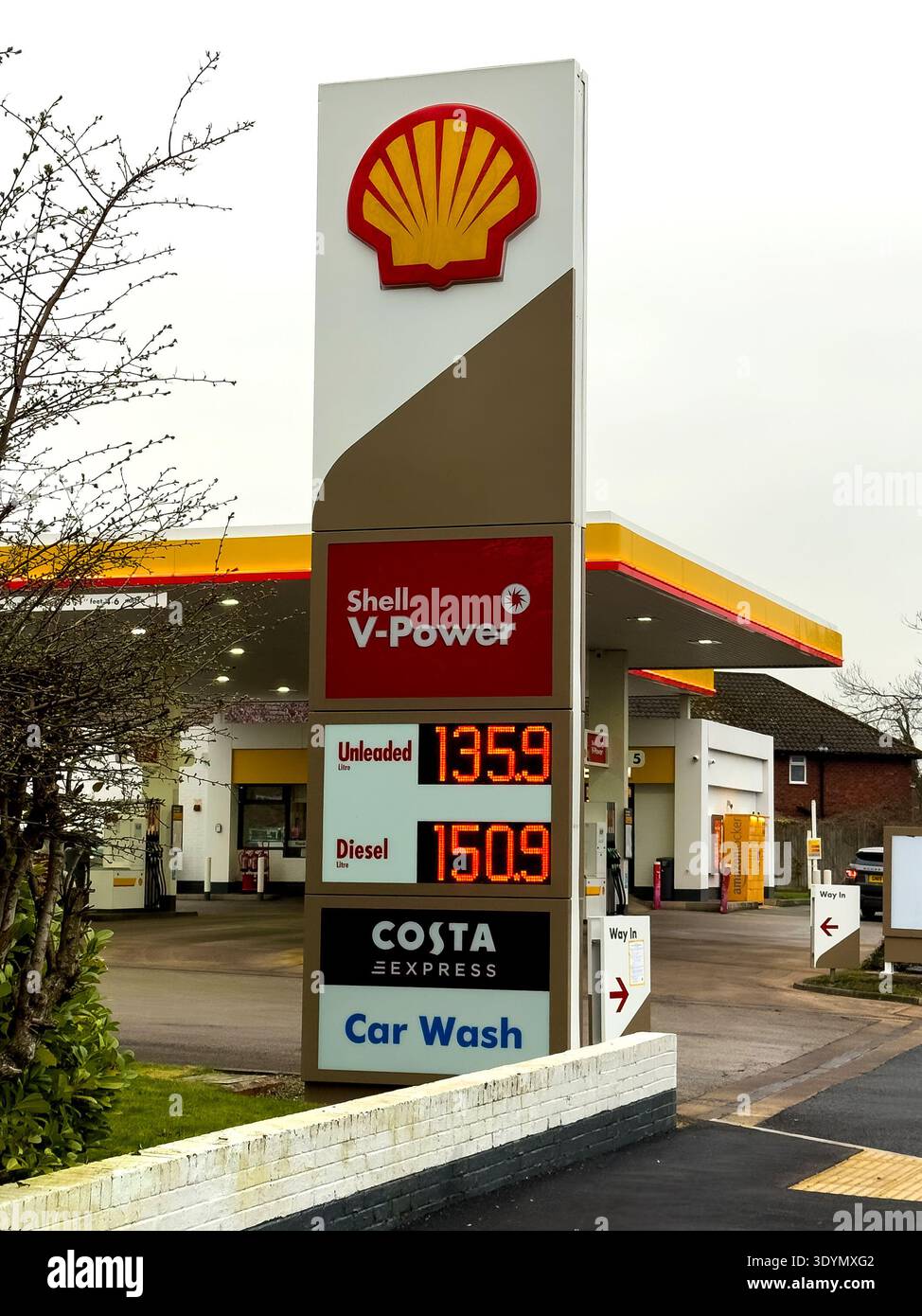 Die Shell-Garage auf der A59 in Maghull zeigt einen Anstieg der Benzin- und Dieselpreise seit Beginn des Krieges im Iran. Kraftstoffpreise 8. März 2026 - Smartphone-aufgenommenes Stockfoto