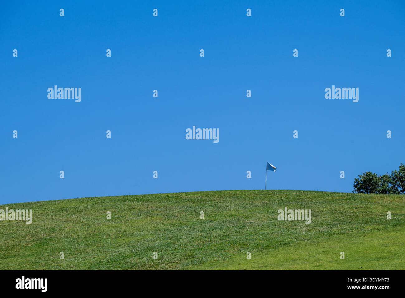 Ein perfekter Tag für Golf mit blauem Himmel und grünem Fairway. Stockfoto