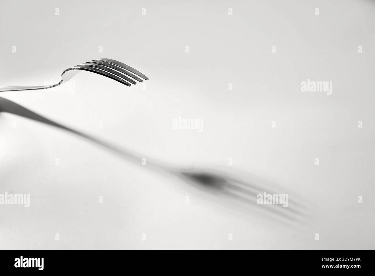 Eine Gabel mit einem langen diffusen Schatten Stockfoto