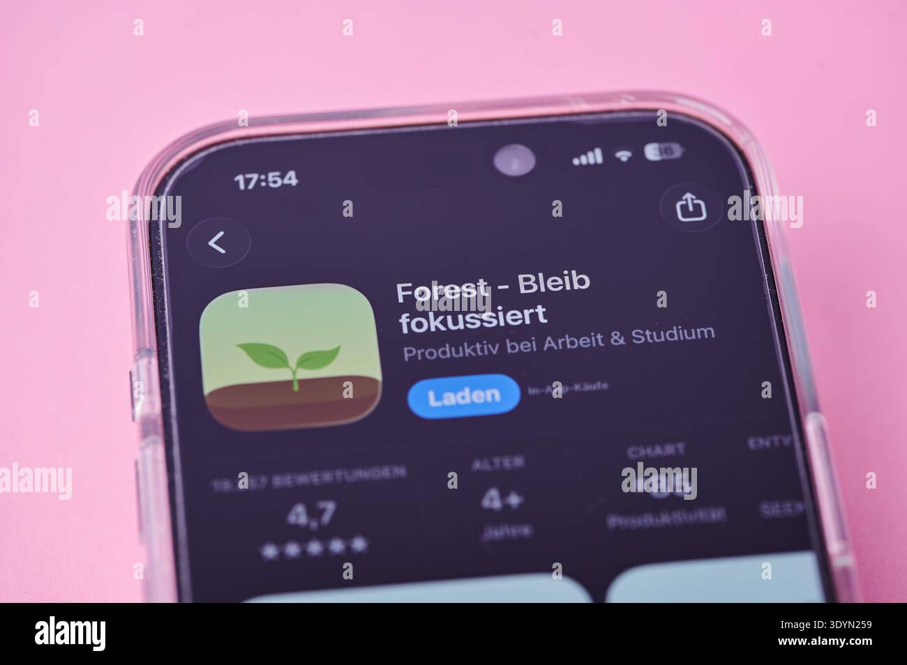 Mainz, Deutschland - 04. März 2026: Nahaufnahme eines Smartphone-Bildschirms, der die im Apple App Store gelistete Timer-App Forest Productivity and Focus zeigt. Stockfoto
