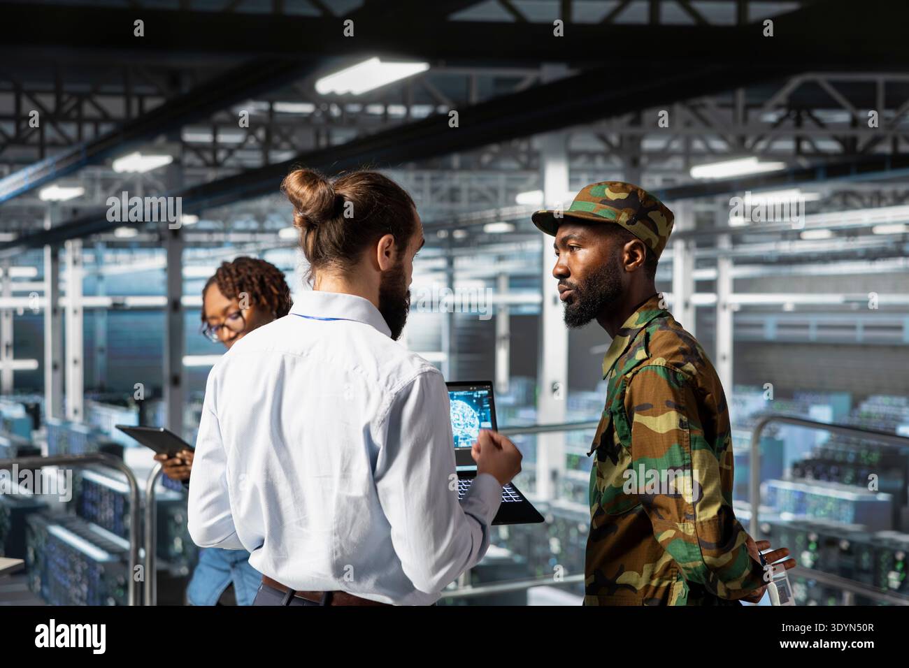 Der Soldat im Serverraum nutzt Geodaten, um die Evakuierung während des Notfalleinsatzes zu unterstützen. Militärisches Rechenzentrum-Personal in einheitlicher Koordinierung der Logistiksteuerung im Katastrophenfall. Stockfoto