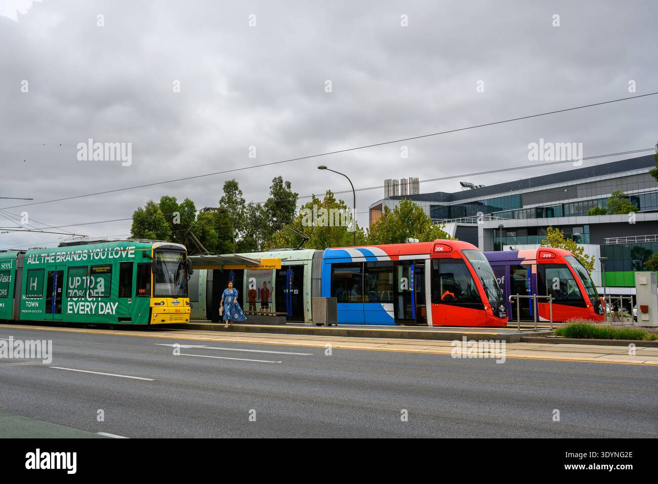 Adelaide Metro Trams an einer Straßenbahnhaltestelle am westlichen Ende der North Terrace Linie im Adelaide CBD, South Australia. Stockfoto