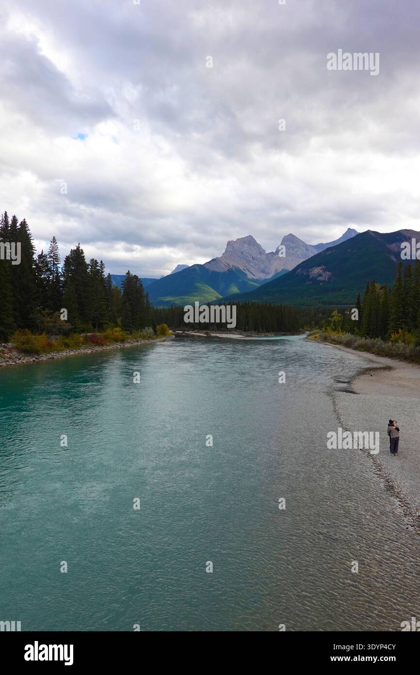 Blick auf den Bow River von der Bow River Bridge mit drei Schwestern im Hintergrund, Canmore Stockfoto