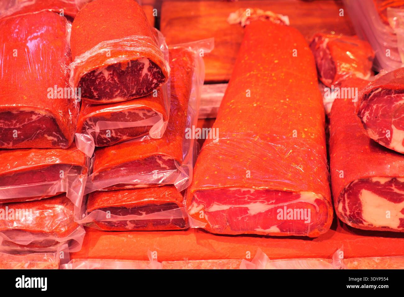 Fleisch, das tagsüber auf einem Markt zum Verkauf angeboten wird Stockfoto