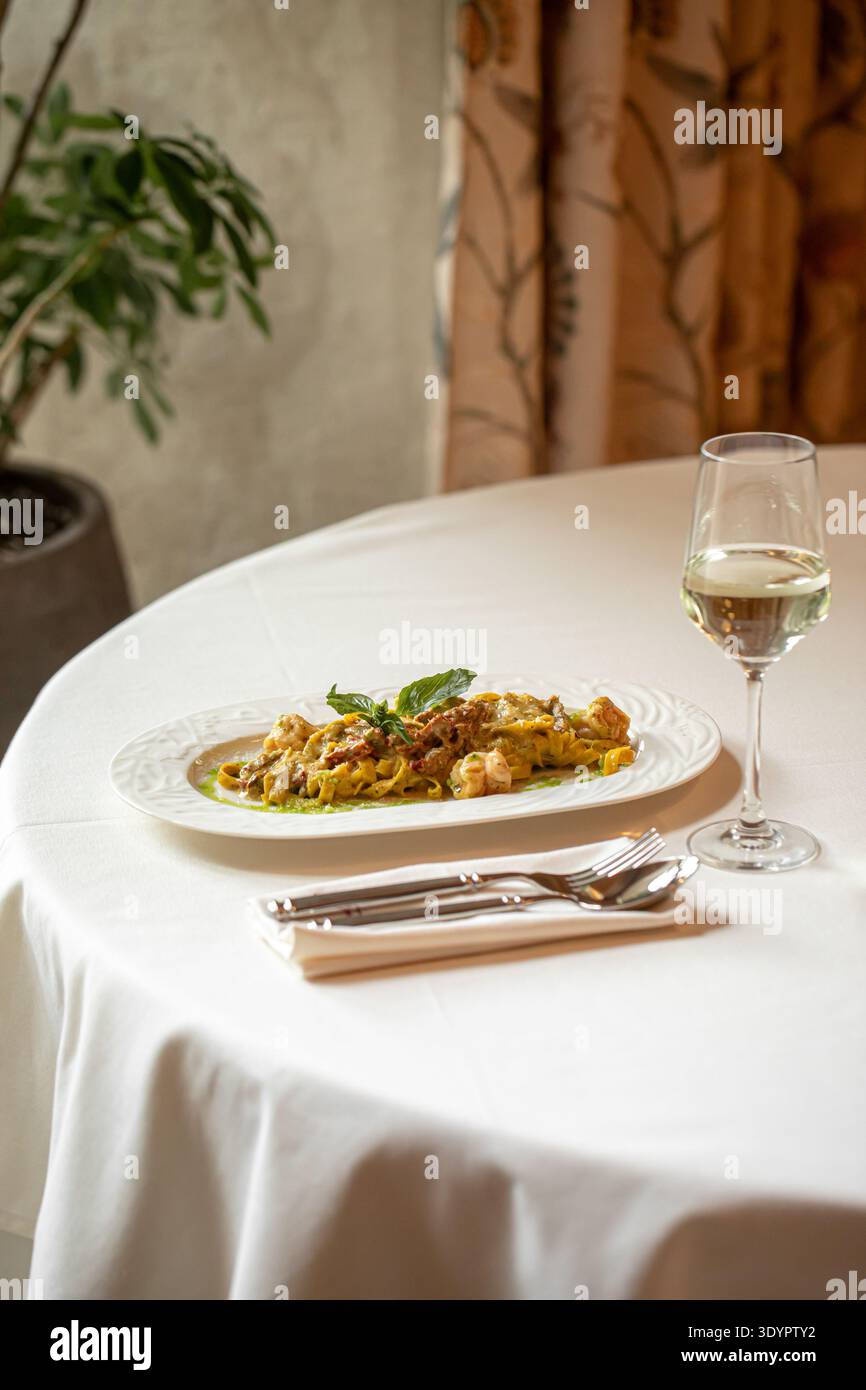 Nudeln mit Meeresfrüchten und Garnelen und Weißwein Stockfoto