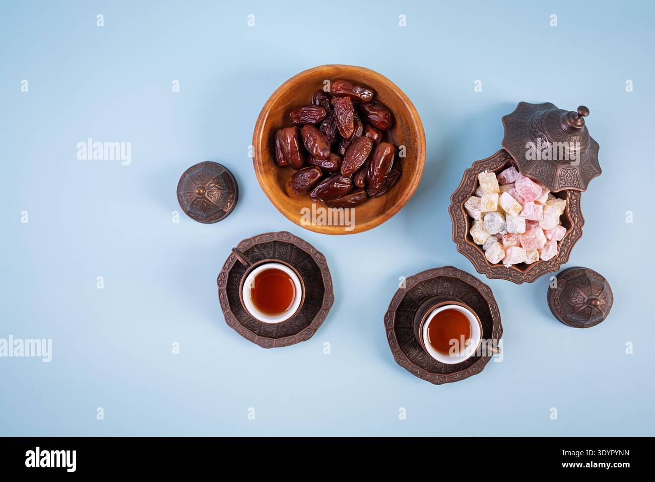 Traditioneller türkischer Tee mit Datteln und Lokum für Ramadan Iftar Stockfoto
