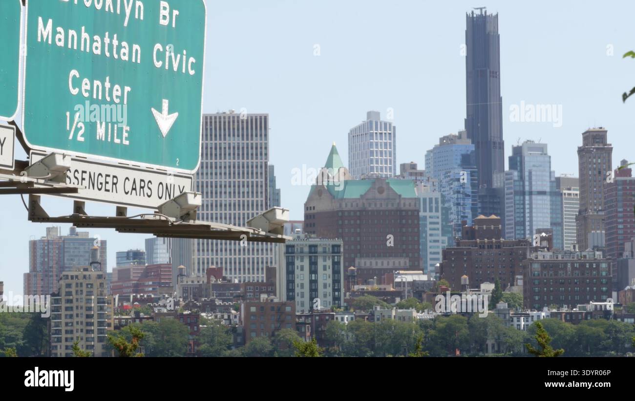 New York City Brooklyn Heights Skyline von Manhattan, USA. Wohnviertel in der Nähe von Dumbo und Brooklyn Bridge. Verkehrsschild Manhattan Civic Center. FDR Drive City Highway. Stockfoto