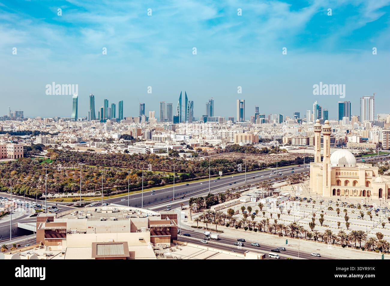 Blick auf die Al Fateh Grand Moschee, die majestätisch an der Skyline steht, mit Straßen, die durch die städtische Landschaft führen, Manama, Hauptstadt Governora Stockfoto