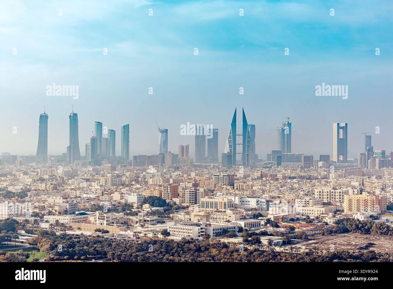 Blick auf eine Skyline mit modernen Wolkenkratzern und Gebäuden, die das Wirtschaftswachstum der Stadt unter blauem Himmel widerspiegelt, Manama, Hauptstadt, Stockfoto