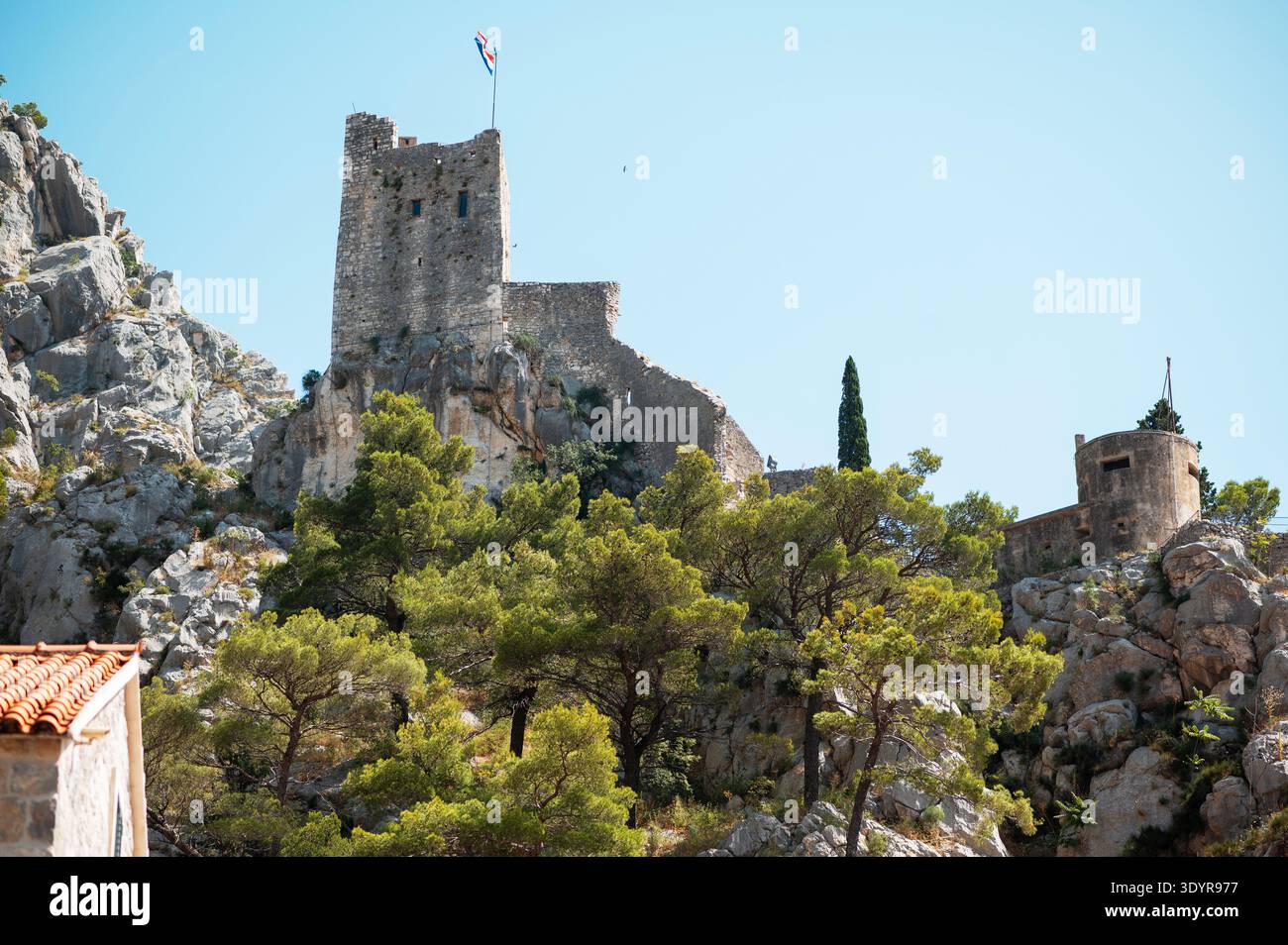 Ruinen der Festung Omis auf felsigen Klippen, Adria in Kroatien Stockfoto