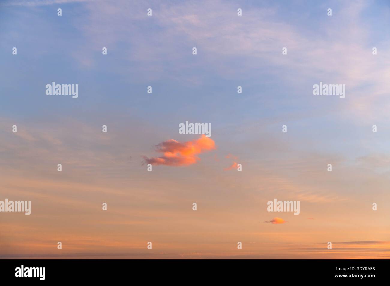 Weicher, Pastellfarbener Sonnenuntergangshimmel Mit Kleinen Leuchtenden Wolken Stockfoto