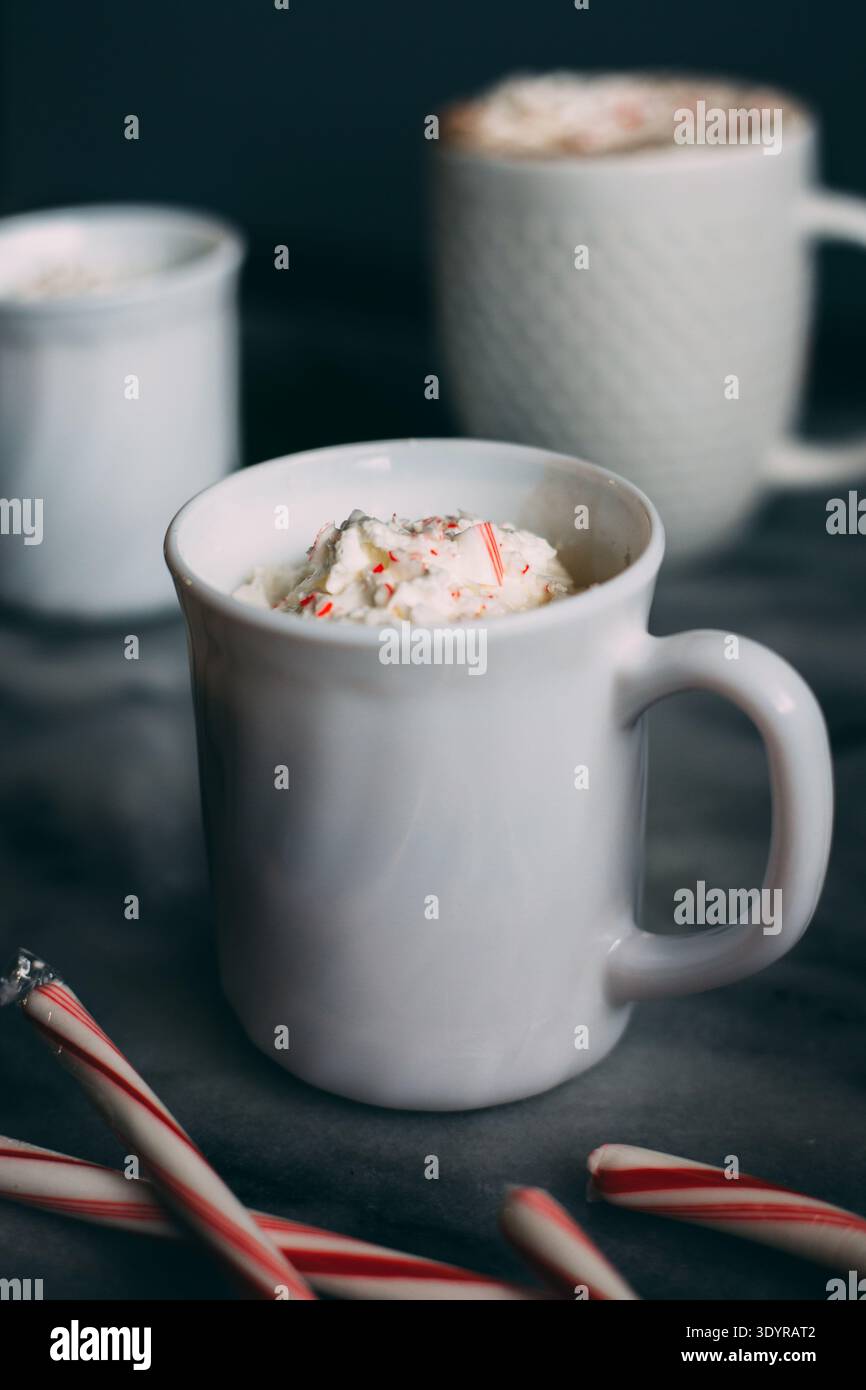 Tasse heiße Schokolade mit Pfefferminzstäbchen Stockfoto