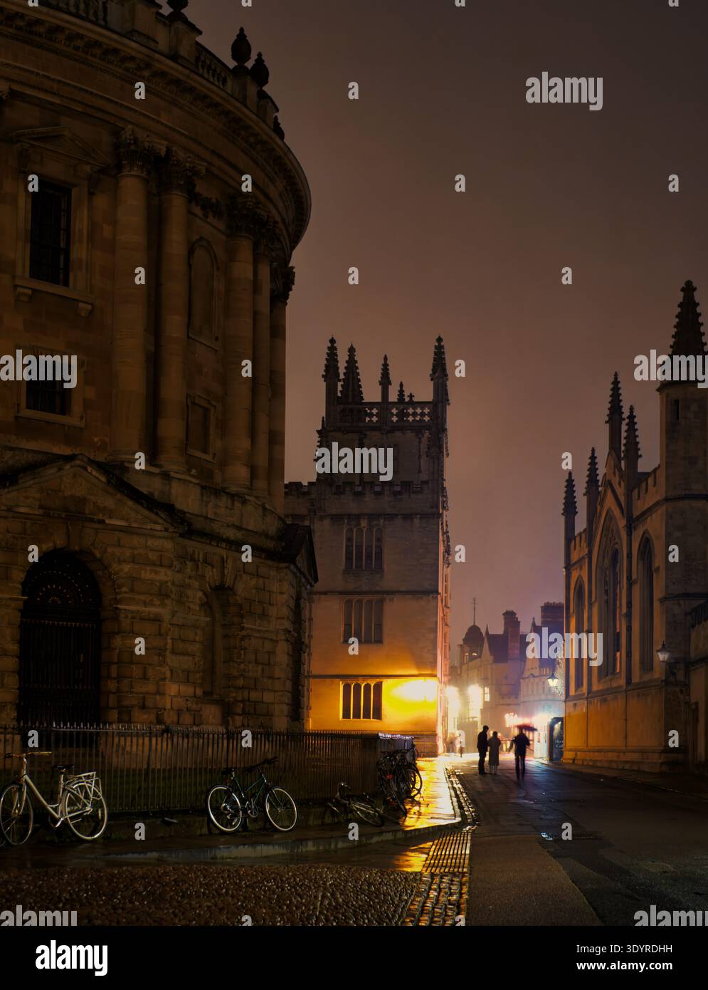 Die historischen und wunderschönen Seitenstraßen von Oxford in einer trüben, feuchten Nacht sorgen für eine herrliche Atmosphäre. Stockfoto