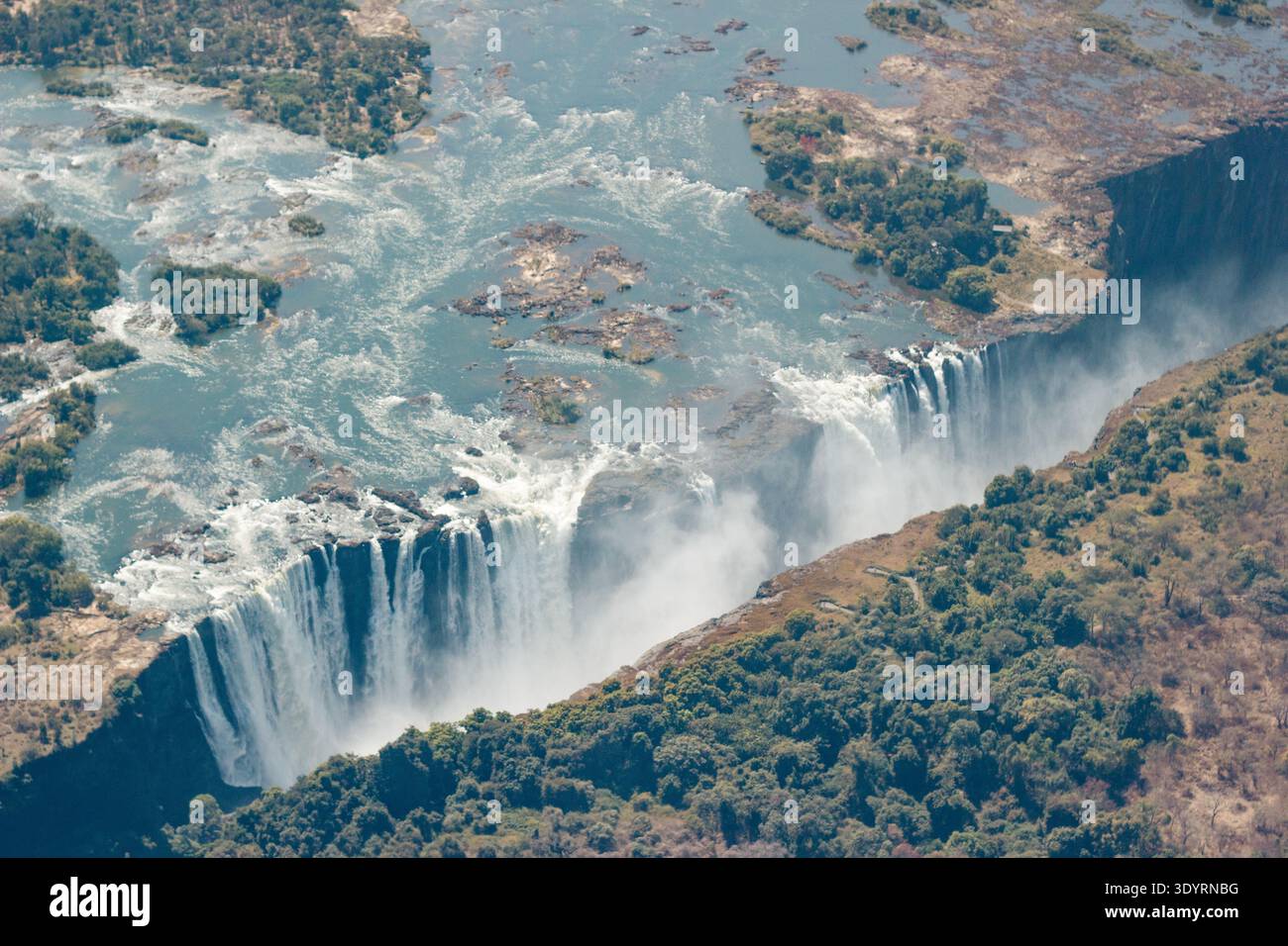 Victoria Falls aus der Luft: Zambezi River, Schlucht, Landschaft. Stockfoto