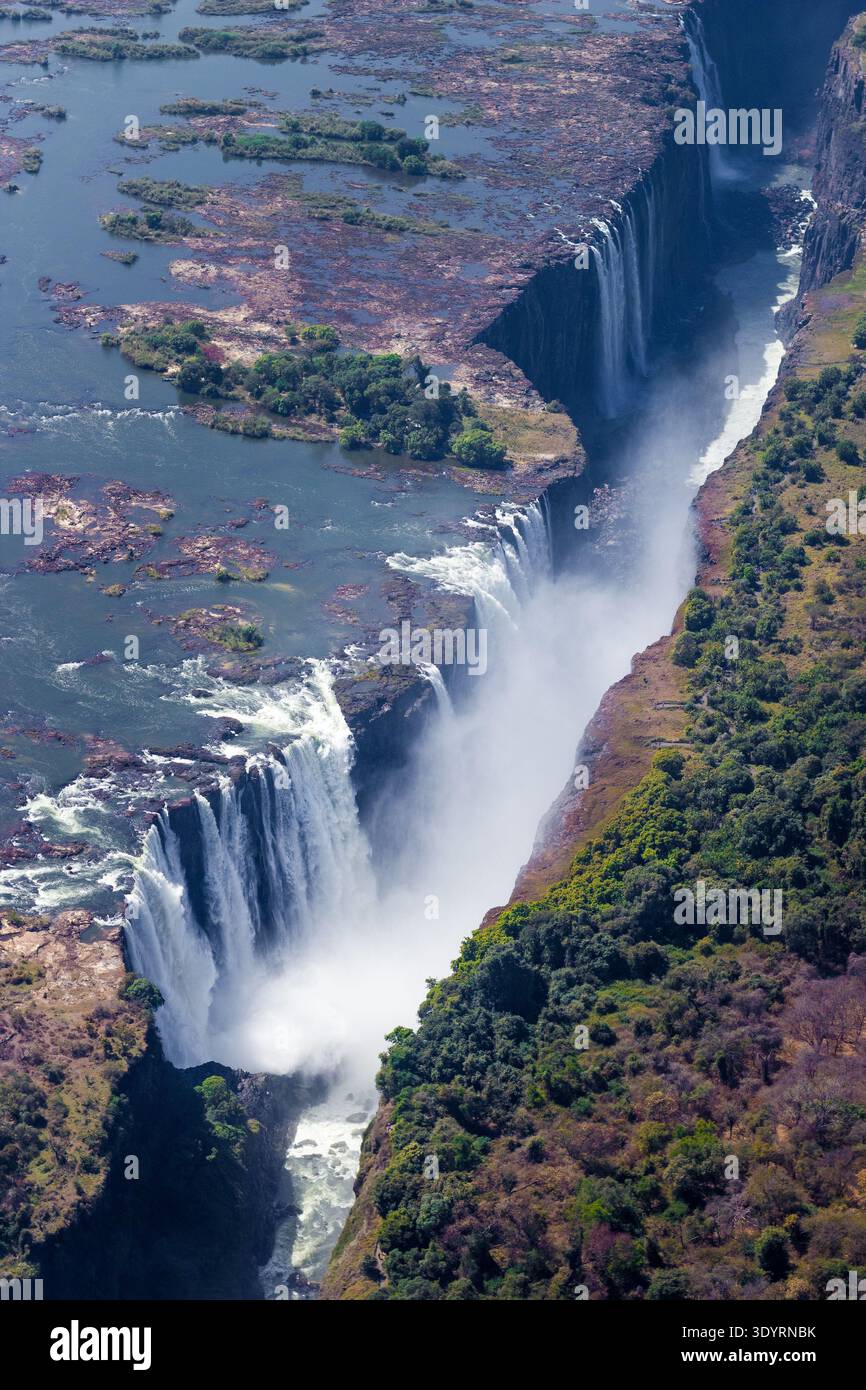 Victoria Falls aus der Luft: Zambezi River, Schlucht, Landschaft. Stockfoto