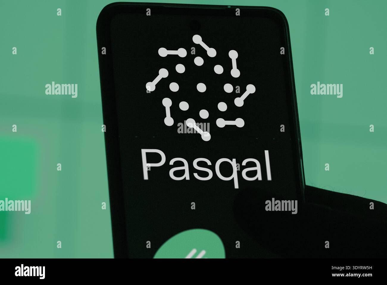Pasqal Logo auf einem dunklen Bildschirm, Pasqal Quantum Computing. Stockfoto